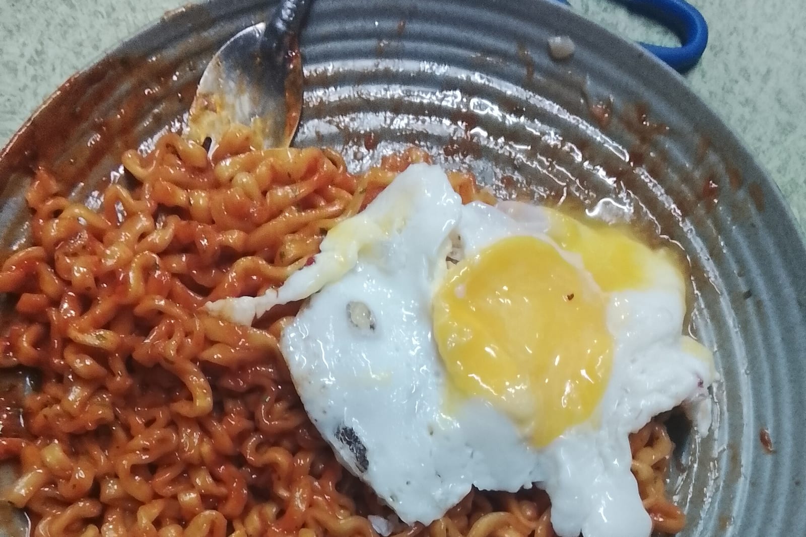 까르보 불닭볶음면과 계란 프라이