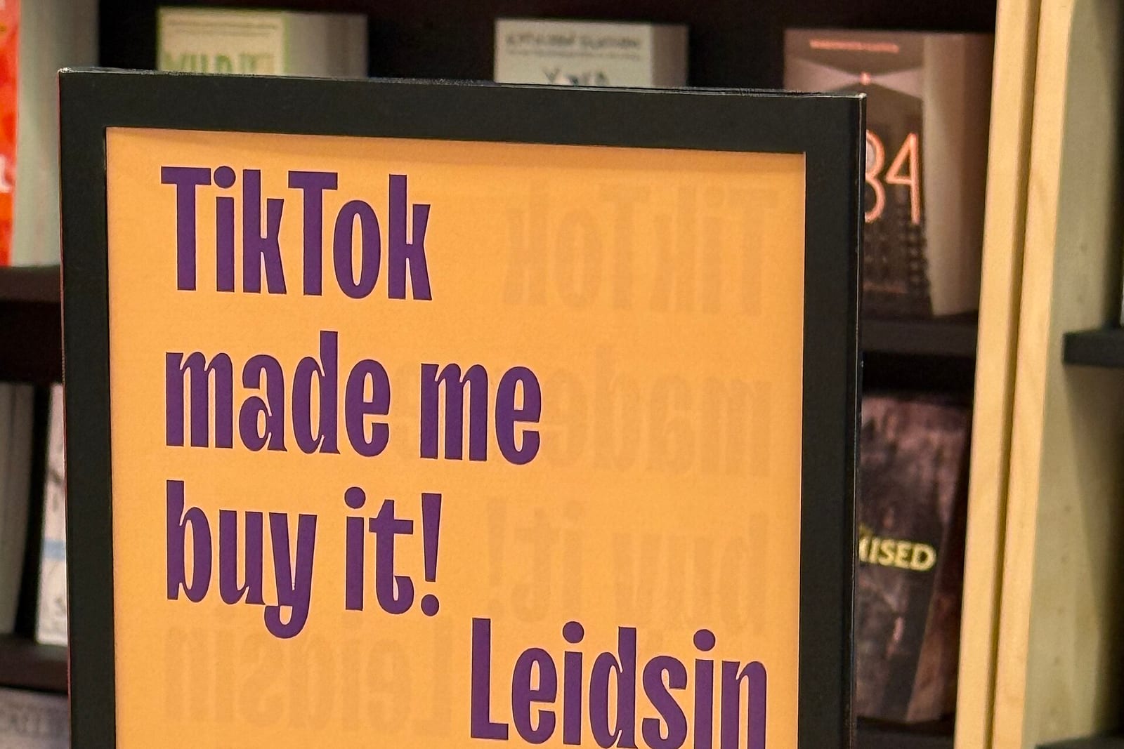 "TikTok made me buy it" 문구가 적힌 매장 가격표